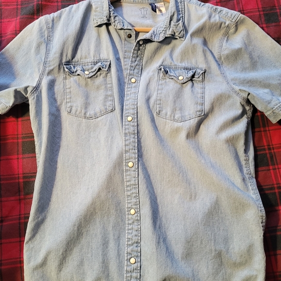 H&M shirt - Picture 1 of 1